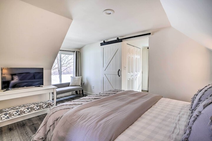 Cozy Plymouth Cottage w / Medicine Lake View!