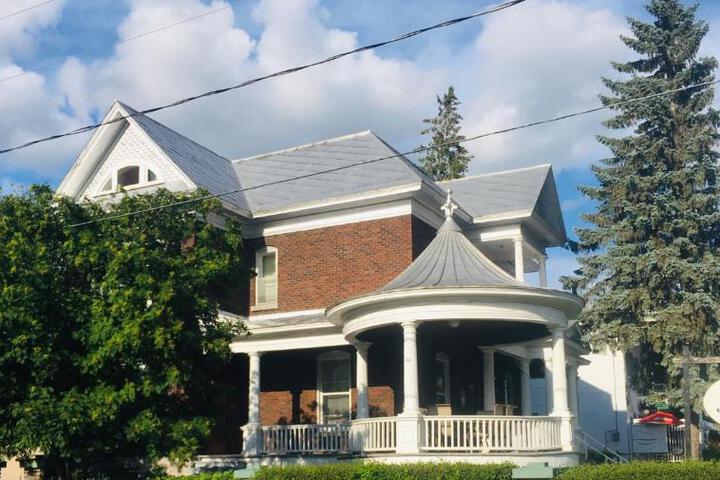 Le Petit Château Montebello B & B