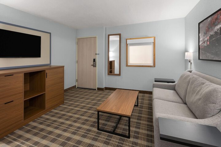 AmericInn by Wyndham Douglas / Saugatuck