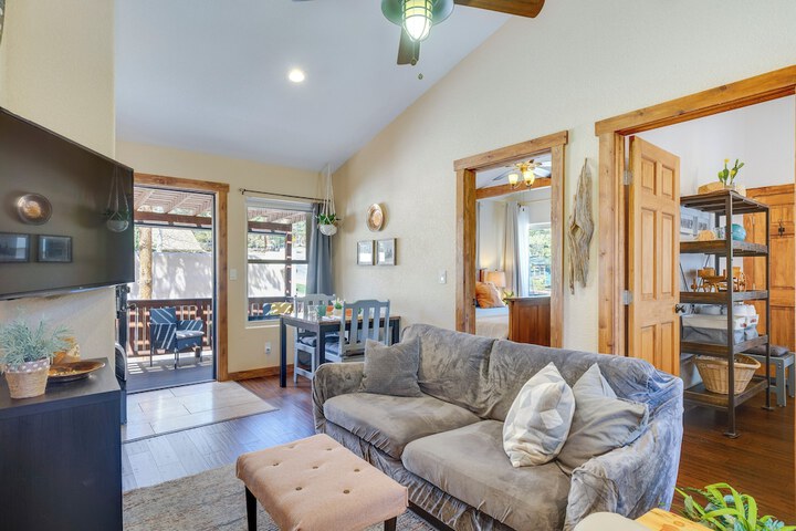 Woodland Park Apartment: Forest Views + Deck!