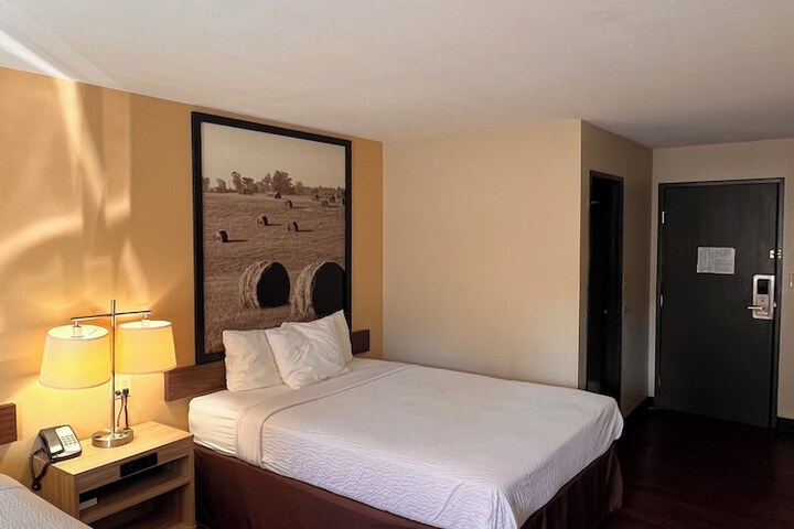 Super 8 by Wyndham Radcliff Ft. Knox Area