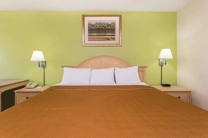 Room 9 of 14