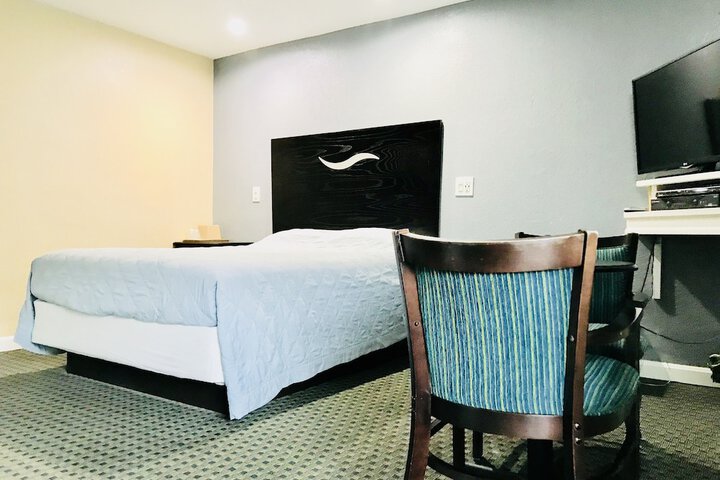 Chisholms Motor Inn
