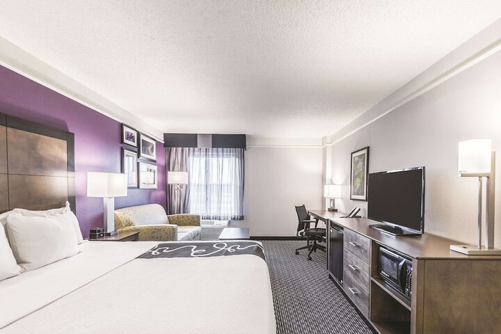 La Quinta Inn & Suites by Wyndham Cincinnati Sharonville