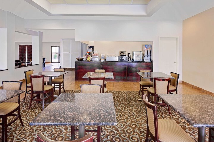 Super 8 by Wyndham Plainview