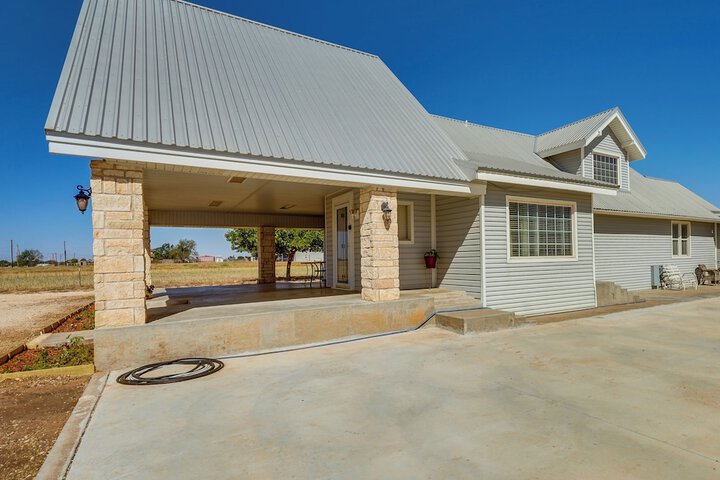 Lamesa Vacation Rental w / Covered Patio & Fire Pit
