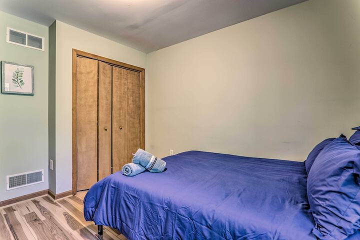 Poconos Retreat w / Game Room Hot Tub, & Sauna!