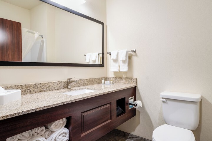 Cobblestone Hotel & Suites - Newport