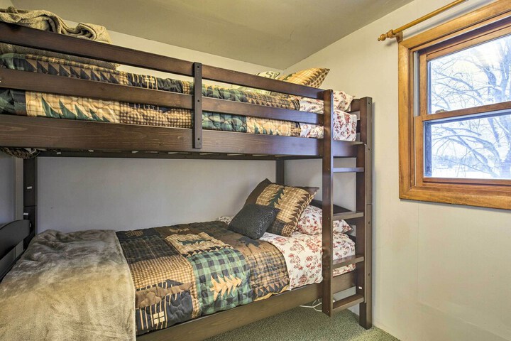 Phillips Cabin w / Lake Views & Private Dock!