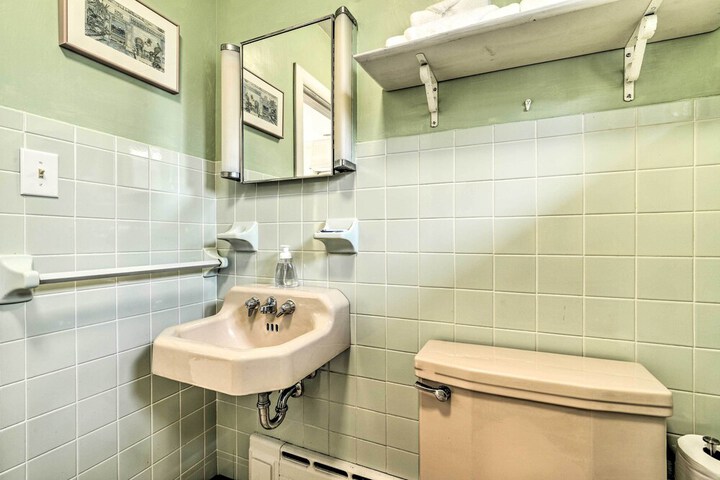 Bayfront Retreat w / Game Room + Outdoor Pool!