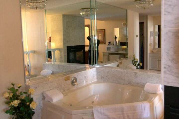 Lockport Inn & Suites