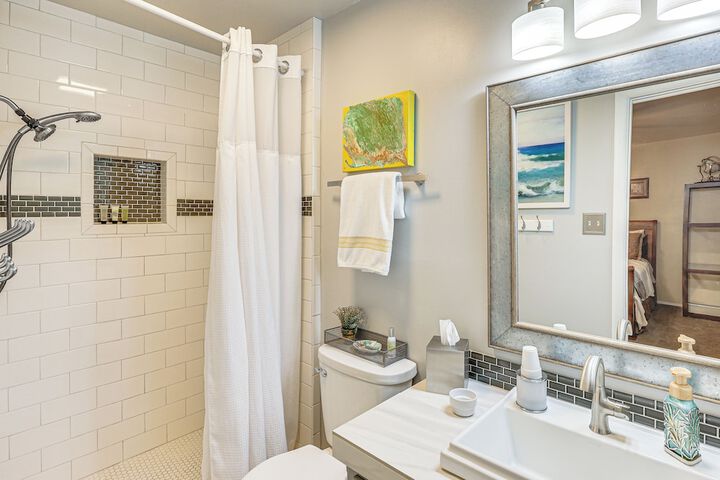 Sunroom & Yard: Charming Hot Springs Home!