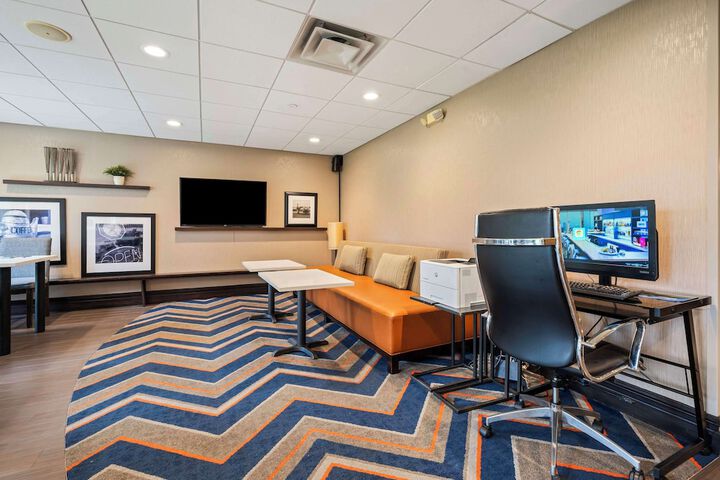 Business Center 77 of 79