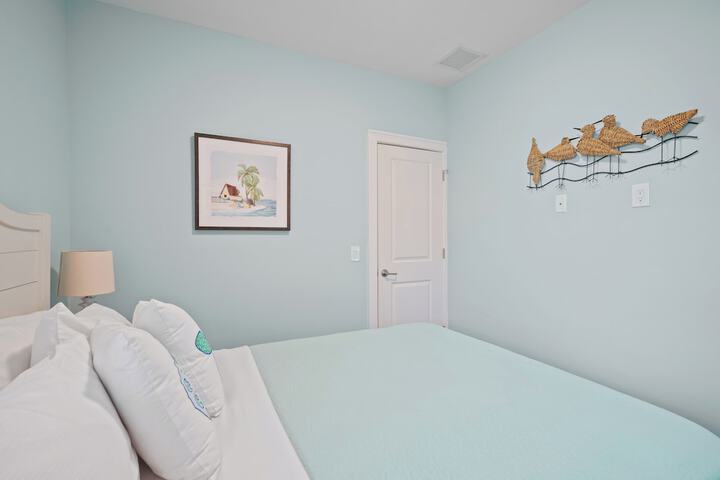 Sardinia Vacation Rental: Delightful Coastal Home near Vanderbilt Beach. Relax in a Private Pool and Spacious 4-BR Retreat with Modern Amenities. Ideal for Families. Minutes from Mercato and Local Attractions