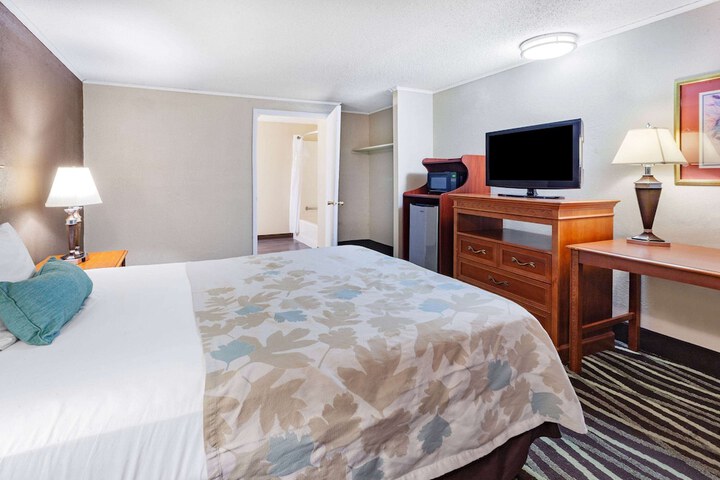 Room 16 of 35
