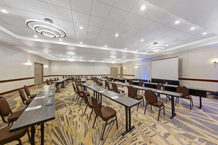 Embassy Suites by Hilton Milwaukee Brookfield