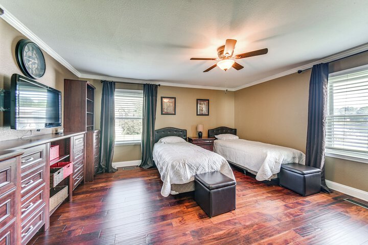 Luxe Lakefront Portsmouth Home: Fish Swim & Play!