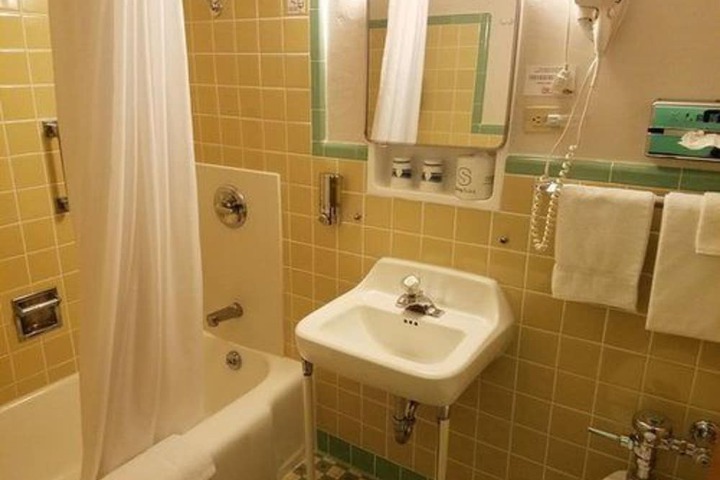 Room 44 of 75