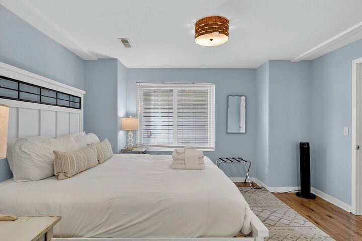 Lighthouse by Avantstay Beachfront View Home w / Pool Table & Ping Pong