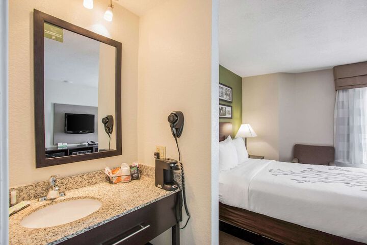 Room 8 of 28