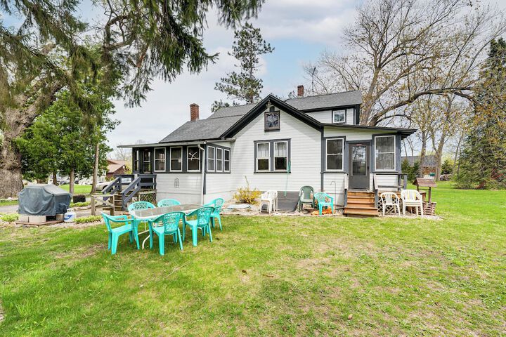 Twin Lakes Cottage: Walk to Elizabeth Lake!