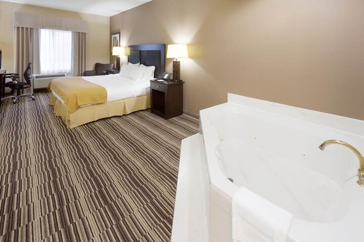 Holiday Inn Express Hotel & Suites Burlington by IHG