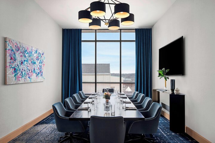 The Oaklander Hotel Autograph Collection