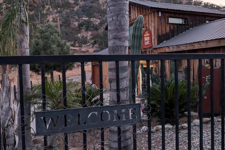 Rustic Rooms Barn Loft (Upstairs Studio Apartment) Near Kings Canyon & Sequoia National Parks
