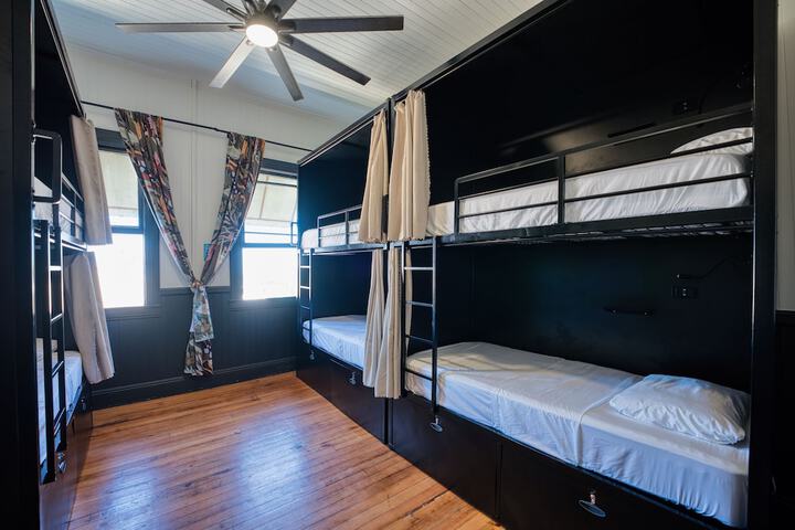 Howzit Hostels Hawaii