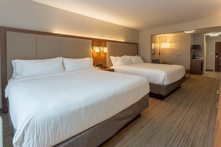 Holiday Inn Express & Suites Milwaukee Nw Park Place by IHG