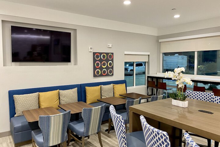 Days Inn & Suites by Wyndham Beaumont West / I-10 & Walden