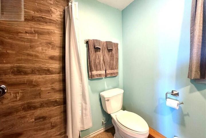 Room 6 of 8