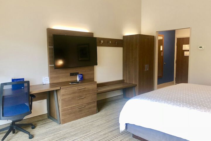 Room 12 of 30