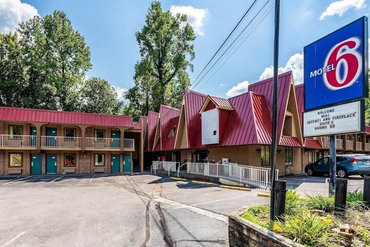 Motel 6 Gatlinburg TN - Smoky Mountains