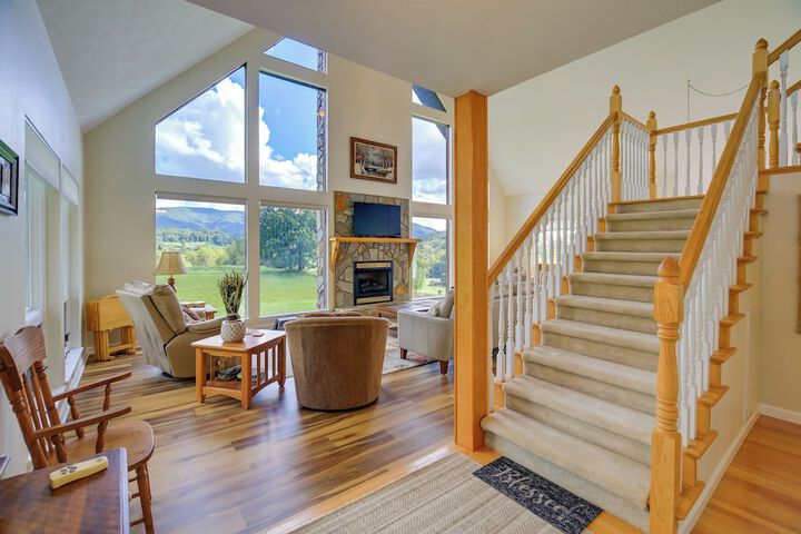 Secluded Mountain City Home w / Deck & Views!