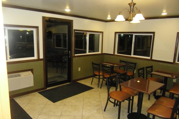 Dining 16 of 19