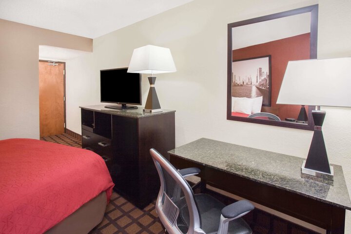 Room 10 of 14