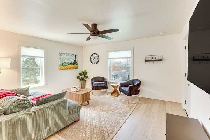 3 Mi to Downtown Youngstown: Apt w / Deck!