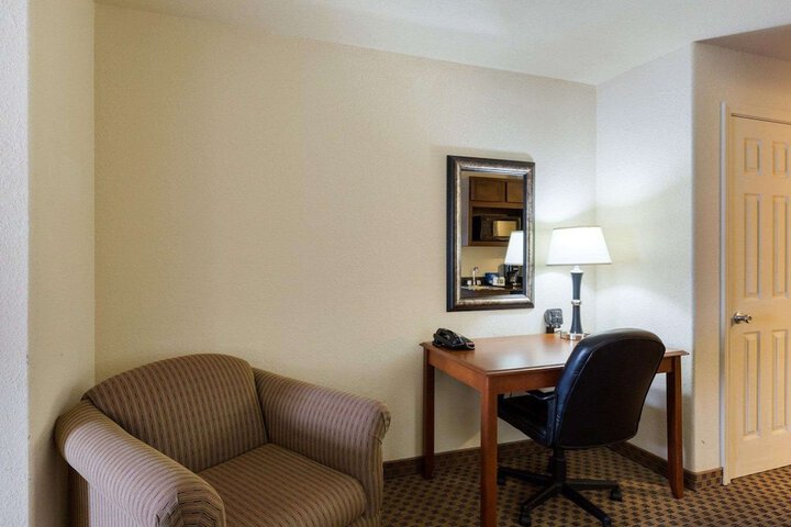 Quality Suites Huntsville Near University