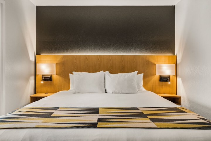 Room 33 of 60