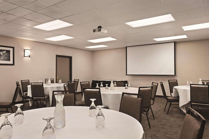 Country Inn & Suites by Radisson Woodbury, MN