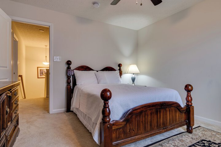 Spacious Home w / Fireplace - Near Golf!