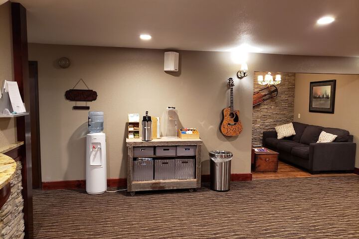 Lounge 66 of 75