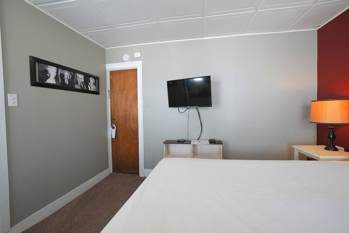 Room 9 of 25