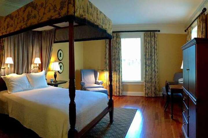 Room 27 of 47