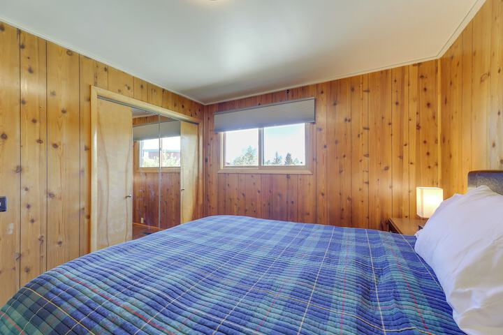 Spacious Pinedale Home w / Mountain Range View