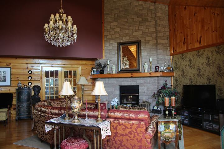 Lounge 42 of 54