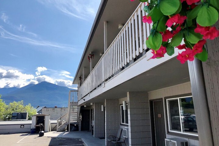 The Canterbury Inn of Downtown Invermere