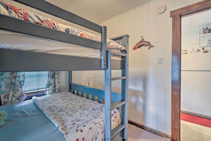 Dog-friendly Waretown Home w / Furnished Deck!