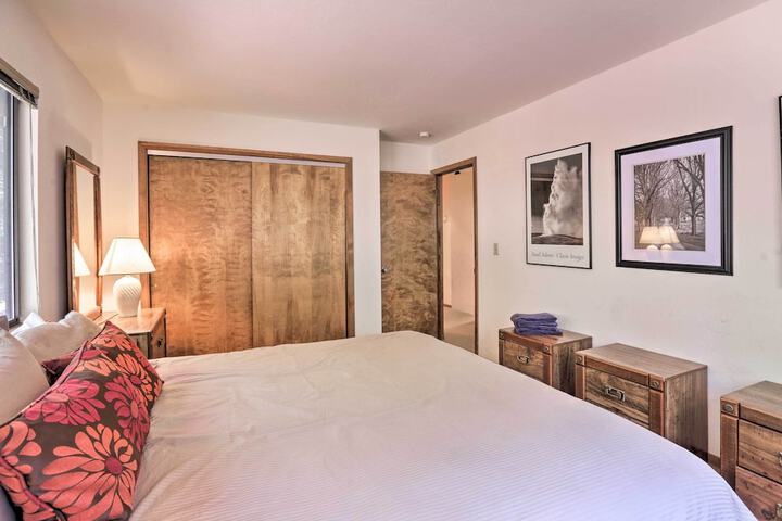 North Lake Tahoe Cabin: 4 Mi to the Beach!